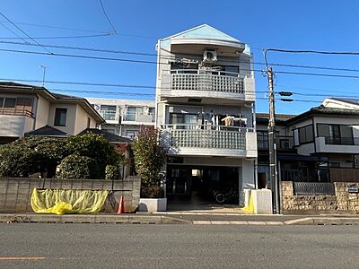 外観：外観はマンション管理がされているかの目安になります。築年数が古いと、壁面は劣化してひび割れが生じることも！建物が古びていても細かいところが修繕されていると、きちんと管理されているなぁと感じるでしょう。