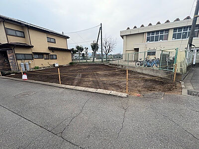 外観：現在は更地となっています。現地をご見学に行く際は、道路の幅や周辺の交通量、施設などをご確認頂くことをおすすめします！ある程度イメージをつけたいという場合は、同売主の施工事例や完成パースもお見せします。