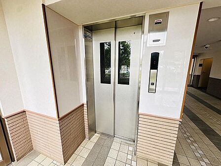 重い荷物も楽に運べるエレベーター