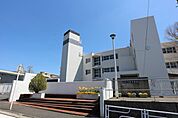 中学校「横浜市立川和中学校まで1176m」