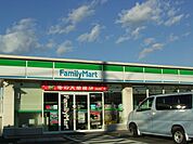 コンビニ「ファミリーマートまで200m」