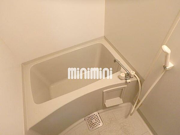 画像13:白で統一した清潔感あるお風呂です。