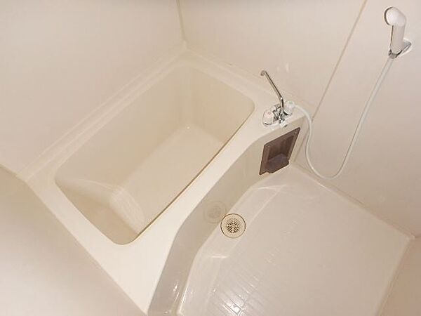 画像6:清潔感のあるシンプルなバスルーム。