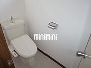 白で統一された清潔感のあるトイレです。