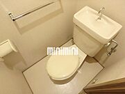 シンプルなトイレです。あるとうれしいタオル掛け付き