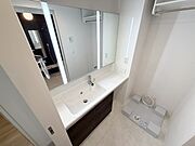 ホテルライクな広々とした洗面台