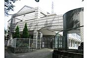 幼稚園、保育園「めぐみの丘幼稚園まで1032m」