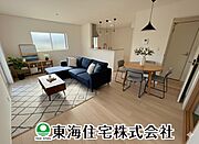 【リビング】リビングは家族団らんの大切な空間です。ゆとりある広さと明るさでホッとくつろげるスペースになっています。（同仕様）