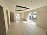 室内：【リビング】ゆとりある広さと明るさでホッとくつろげるスペースになっています。（同仕様）