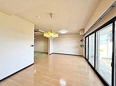 リビング横に和室を配置。客間として独立利用はもちろん、扉を開ければリビングと一体で使える柔軟性の高い間取りです。※実際の写真から生活用品を消すCG加工をしております。
