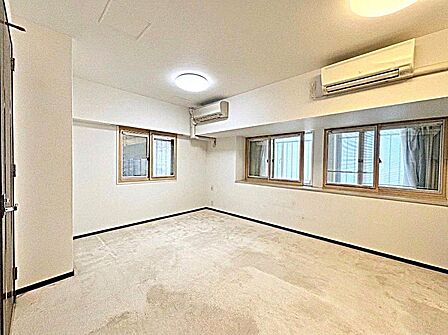 約10.3帖のゆとりある主寝室 間仕切り設置により2部屋としても利用可能 大型ウォークインクローゼットも備えており、収納力も豊富です。※実際の写真から生活用品を消すCG加工をしております。