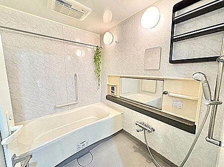 1620サイズ浴室 広々とした空間で快適にお過ごしいただけます。浴室暖房乾燥機付きのため、雨の日の洗濯、冬場の入浴時も快適にお使いいただけます。※実際の写真から生活用品を消すCG加工をしております。