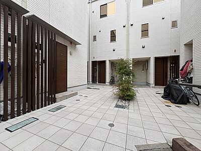 外観:各住戸の独立性が高く、プライベート感に優れた3階建てメゾネット。落ち着いた周辺環境に美しく調和する、白を基調とした清潔感と高級感を兼ね備えた外観デザインです。 外観:各住戸の独立性が高く、プライベート感に優れた3階建てメゾネット。落ち着いた周辺環境に美しく調和する、白を基調とした清潔感と高級感を兼ね備えた外観デザインです。