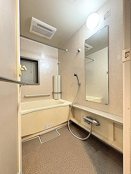 小窓付きで自然換気もスムーズな清潔感あるバスルーム！雨の日や夜間のお洗濯にも便利な浴室乾燥機や追焚機能を備え、一日の疲れをゆっくりと癒やせる心地よいリラックス空間を叶えます。