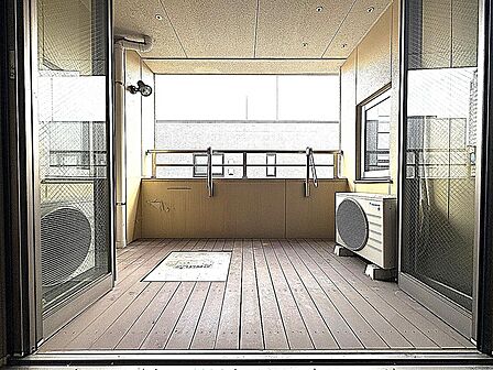 リビングから一続きでつながる開放的なオープンエアスペース！ウッドデッキ調の床面とフルオープンサッシが室内と外を心地よく結び、陽光や爽やかな風を感じながらカフェタイムなどを楽しめる特別空間です。