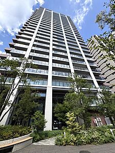 外観：目黒川近くに洗練された存在感を放つ25階建て制震タワー。不動前駅徒歩4分、目黒駅徒歩10分と3駅利用可能な好立地です。周囲の豊富な緑と調和するモダンで品格ある外観デザインが魅力的です。
