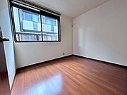 ベッドも置いて頂ける洋室です。
