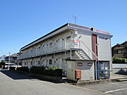 閑静な住宅街に建っております。