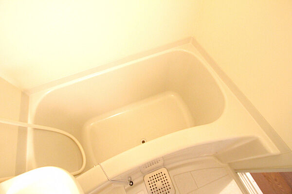 画像4:白く清潔感のあるお風呂