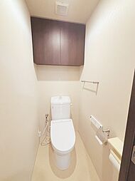 ■温水洗浄便座付きで、快適なトイレ空間。清潔感のあるデザインが、毎日の生活を快適にサポートします。