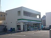 コンビニ「ファミリーマートまで70m」