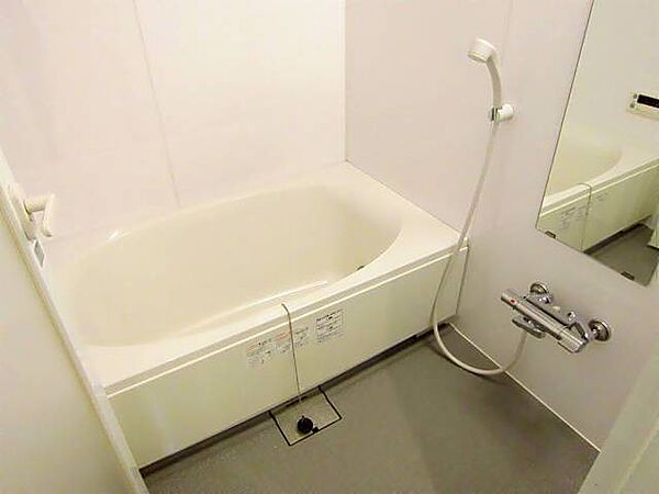 画像6:鏡付きで便利なバスルーム