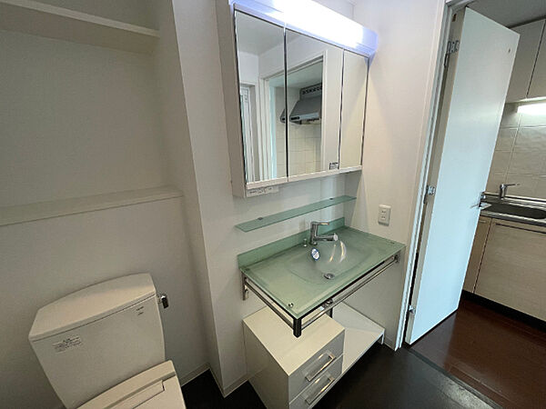 画像7:おしゃれな独立洗面台です。三面鏡になります。
