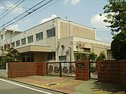 小学校「市立栄生小学校まで490m」