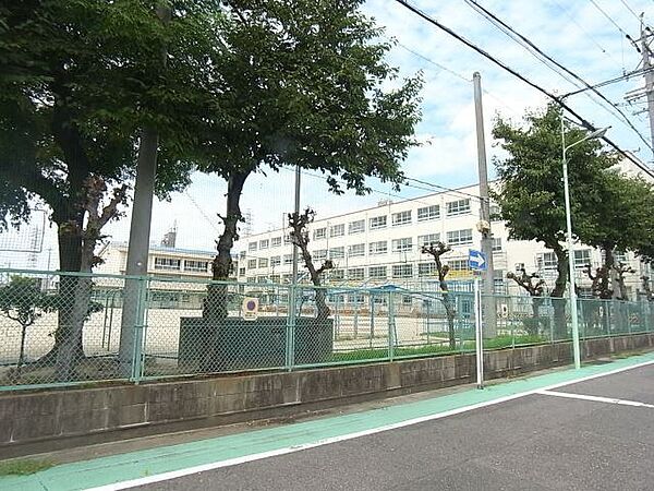 小学校「名古屋市立比良小学校まで309m」