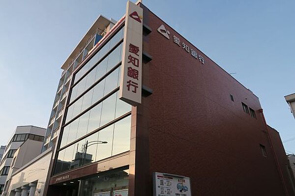 画像27:銀行「愛知銀行まで240m」
