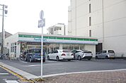 コンビニ「ファミリーマートまで440m」