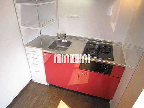 画像4:赤色のかわいらしいキッチン