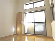 天井が高く開放感のあるお部屋です。
