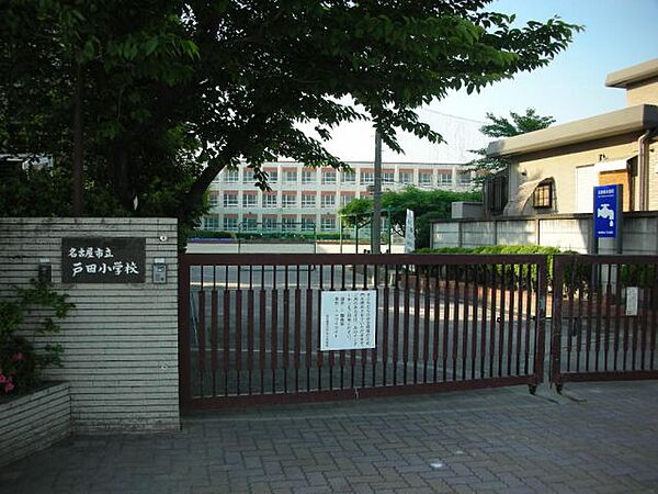 画像29:小学校「市立戸田小学校まで610m」