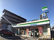 コンビニ「ファミリーマートまで70m」