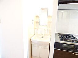 独立洗面台です。タオル掛けもついてます。