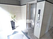オートッロックの奥にエレベータあります。