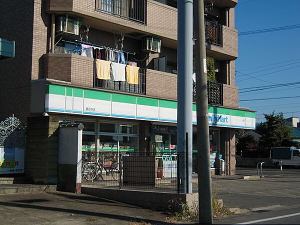 周辺：コンビニ「ファミリーマートまで820m」