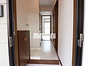 玄関から見た、お部屋の様子です。