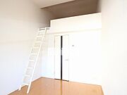 ベランダ側から見た、洋室です。