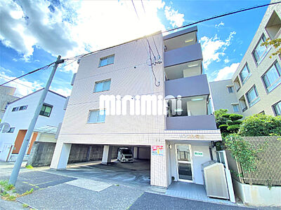 外観:屋根付き駐車場のある建物です 外観:屋根付き駐車場のある建物です