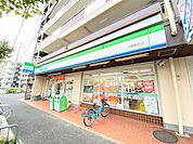 コンビニ「ファミリーマート川名駅前店まで218m」