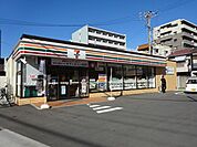 コンビニ「セブンイレブンまで1300m」