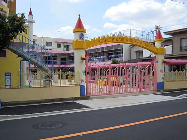 画像23:幼稚園、保育園「ひかり幼稚園まで1300m」