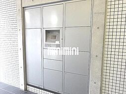宅配ボックスがあります。