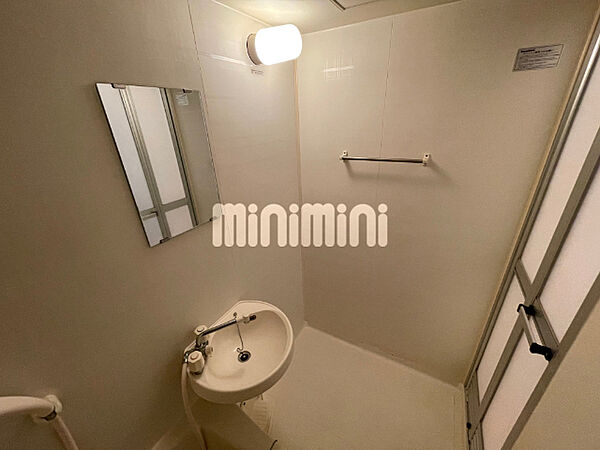 画像19:鏡付きのバスルーム
