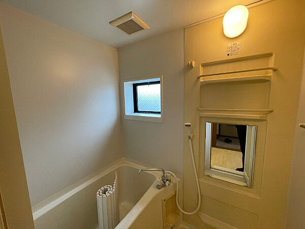 画像21:窓付きの浴室