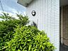 その他：植栽が落ち着くエントランス