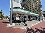 コンビニ「ファミリーマート鶴舞店まで285m」