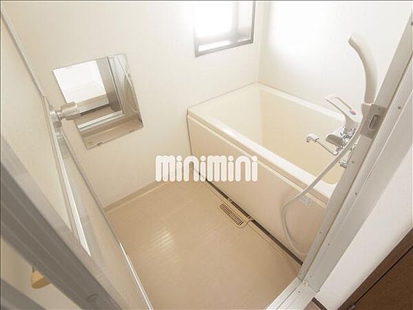 浴室：お風呂、窓付きで換気がしやすいです。